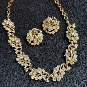 Vintage gold tone clip on earrings & chocker set!